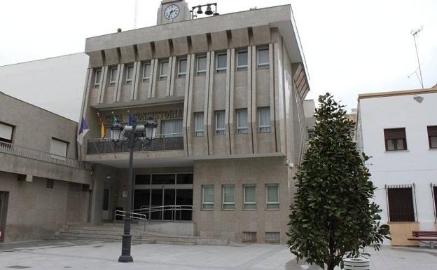 La oferta de empleo del Ayuntamiento de Roquetas para este año prevé crear medio centenar de nuevas plazas