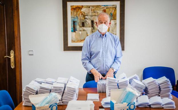 Amat envía cuatro mascarillas y una carta a cada roquetero mayor de 65 años