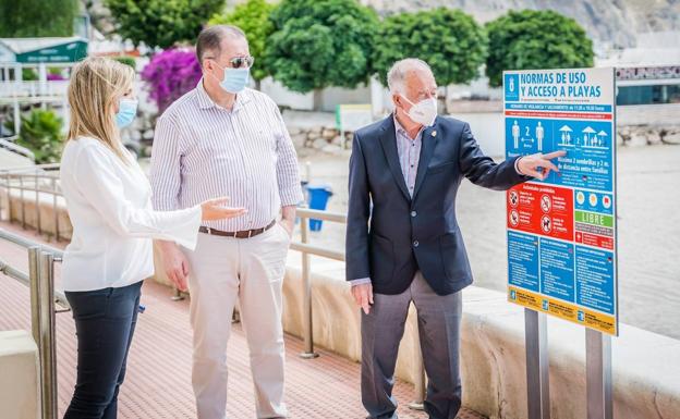 Roquetas comienza a instalar la cartelería que regula el uso de sus playas