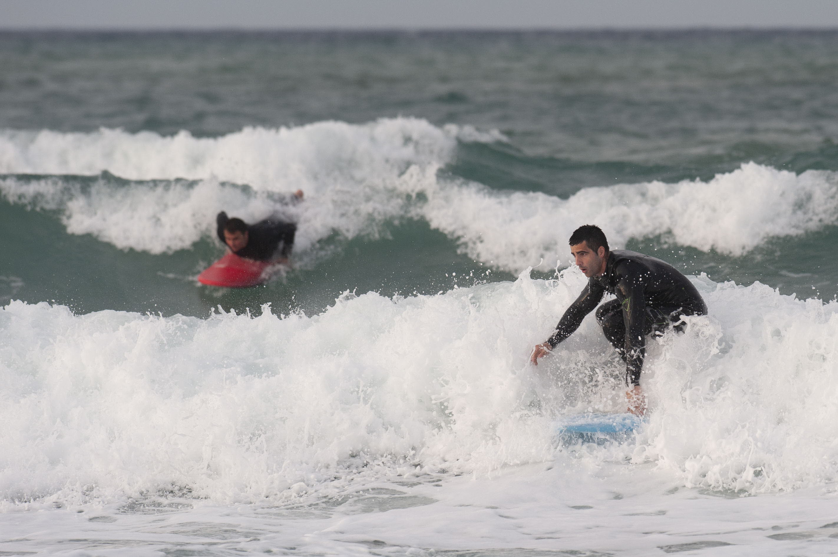 Rescatados dos surfistas que no podían salir por medios propios en Las Salinas de Roquetas de Mar