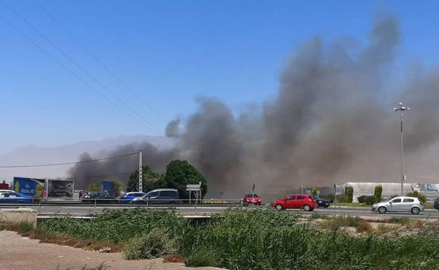 Encuentran un cadáver en una chabola tras el incendio junto a la Variante de Roquetas de Mar