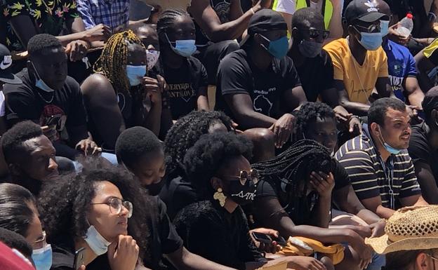 Cientos de jóvenes marchan contra el racismo en Roquetas de Mar