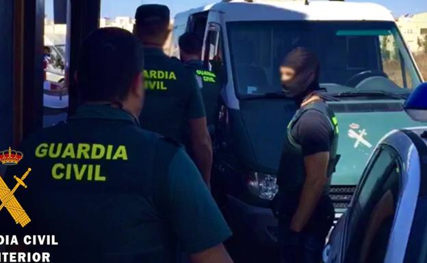 Dos detenidos en Roquetas por el cultivo de marihuana en una vivienda con enganches ilegales de luz y agua