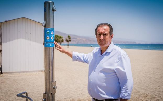 Roquetas refuerza sus controles y análisis de arena, pasarelas, duchas y demás elementos de las playas