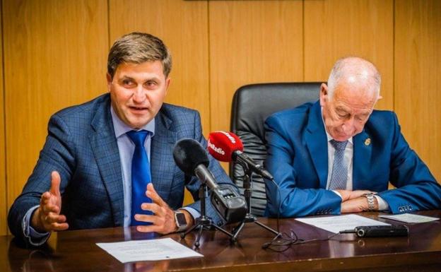 El PP acusa al PSOE de querer dañar la imagen turística de Roquetas con sus críticas sobre la temporada de playas