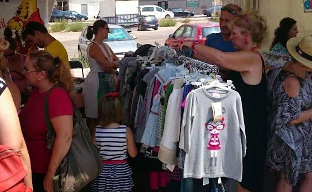 Entrada y salida diferenciadas, dispensadores de gel y protocolos, así abrirá el mercadillo de Roquetas este jueves