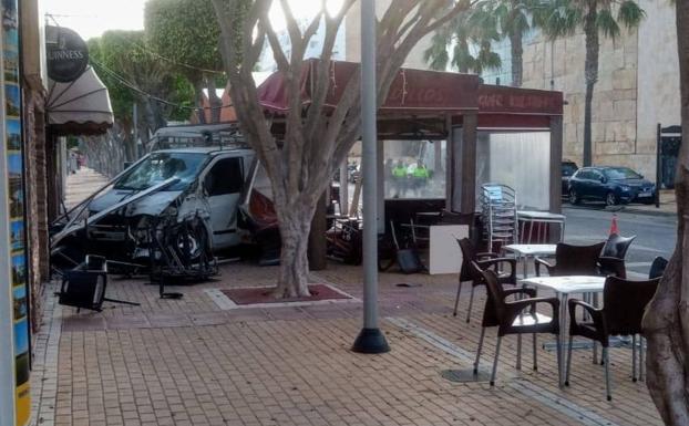 Una furgoneta se empotra contra una terraza de un bar de Playa Serena