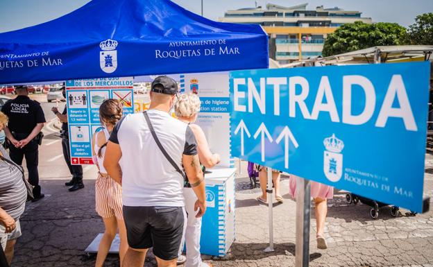 Primer día de mercadillo en Roquetas desde la declaración del estado de alarma