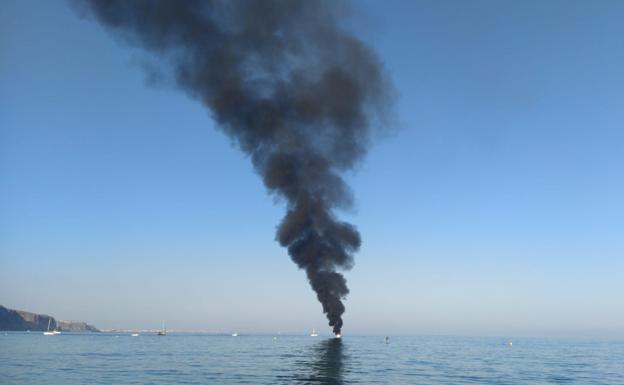 Así apagaron dos motos de agua el espectacular incendio de un barco en Aguadulce