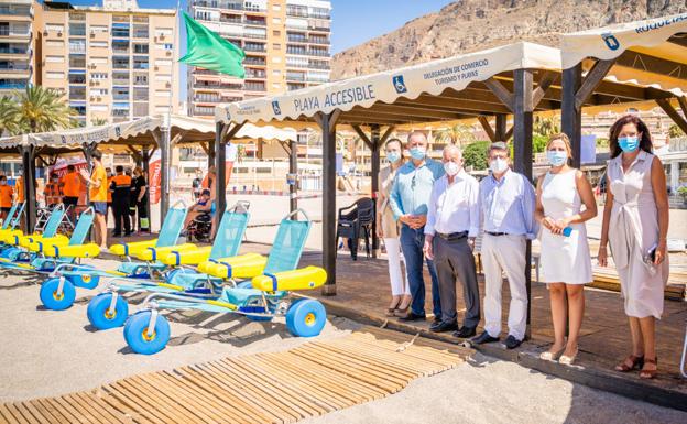 Una decena de sillas anfibias refuerzan la zona accesible de la playa de Aguadulce