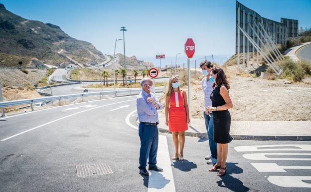 El nuevo acceso a Las Colinas abre al tráfico con un duro enfrentamiento entre Ayuntamiento y vecinos