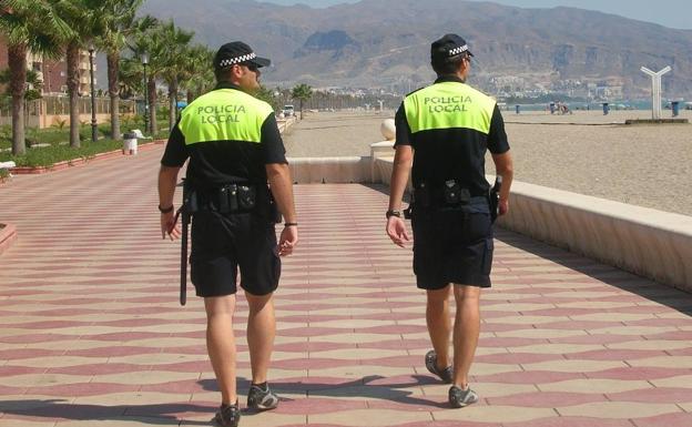 Media docena de parejas de Policía Local a pie ya controlan el uso de la mascarilla en Roquetas