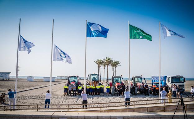 La seguridad sanitaria marca en Roquetas el tradicional acto de izado de banderas de playa