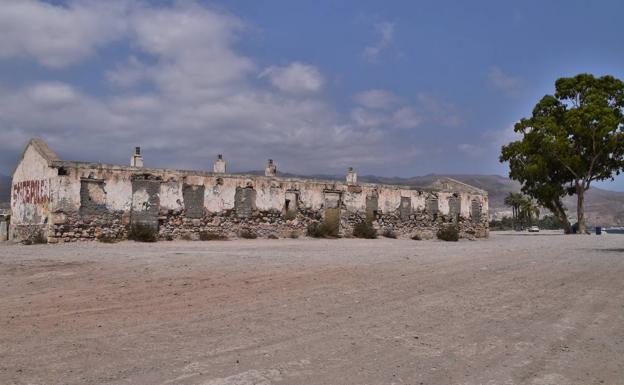 Unidos por Turaniana «atónita» con la idea de demoler el cuartel de Los Bajos de Roquetas