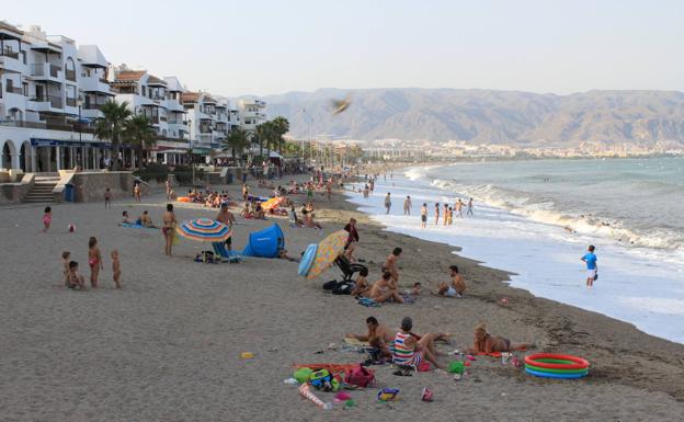 Cs cree «obsoleta» la ordenanza de playas de Roquetas y pide revisarla para incluir una canina