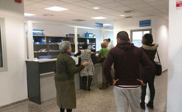 Llevan al Defensor el colapso en el Padrón de Roquetas que está afectando a las solicitudes del Ingreso Mínimo