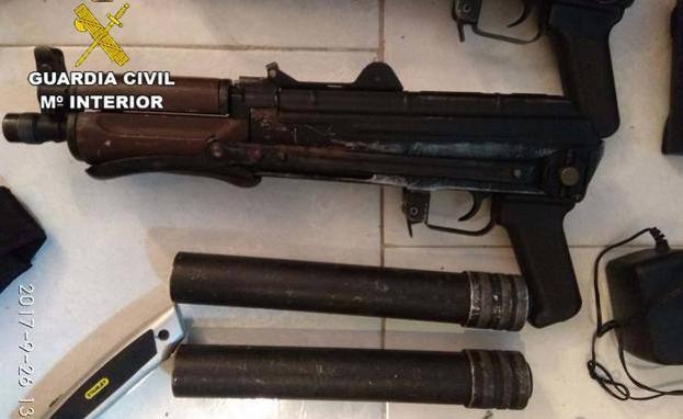 Siete años de cárcel para un hombre que almacenaba armas de guerra en su sótano en Roquetas