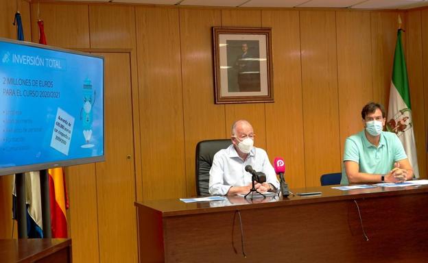 Roquetas refuerza la limpieza y el personal de los colegios ante el comienzo del curso