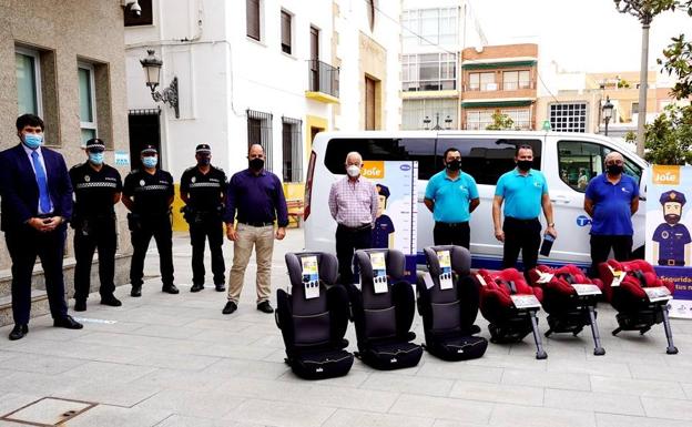 Smart-Baby Joie dona a los taxistas roqueteros media docena de sillas de retención infantil
