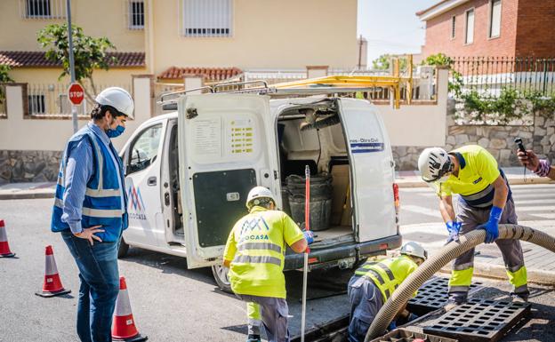 Roquetas se prepara para las lluvias con la limpieza de sus 5.000 imbornales y la revisión de la red
