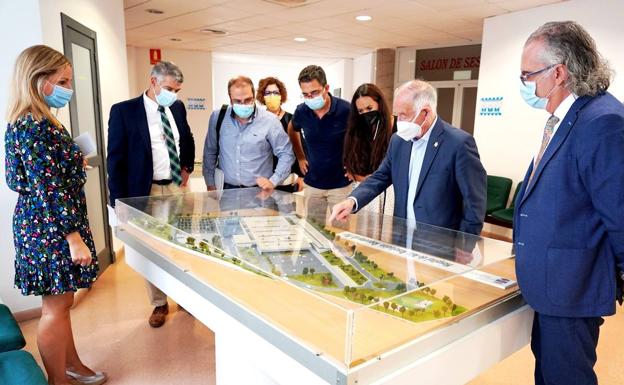Reponsables de Torrecárdenas estudian ya el proyecto del hospital de Roquetas