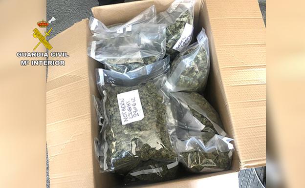 La Guardia Civil desarticula una organización criminal dedicada a la exportación de droga en Roquetas de Mar