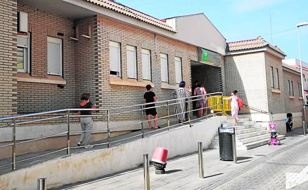 El colapso sanitario provoca tensiones entre los usuarios y el personal de los centros de Roquetas