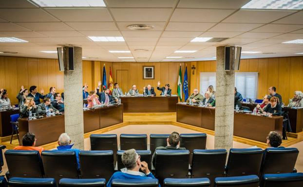 IUTDEQ y Vox, dispuestos a apoyar la moción de censura contra Amat, mientras Cs y el PP guardan silencio