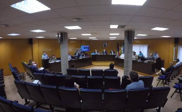 Amat invita a los grupos a presentar la moción de censura «y si no la ponen son unos cobardes»