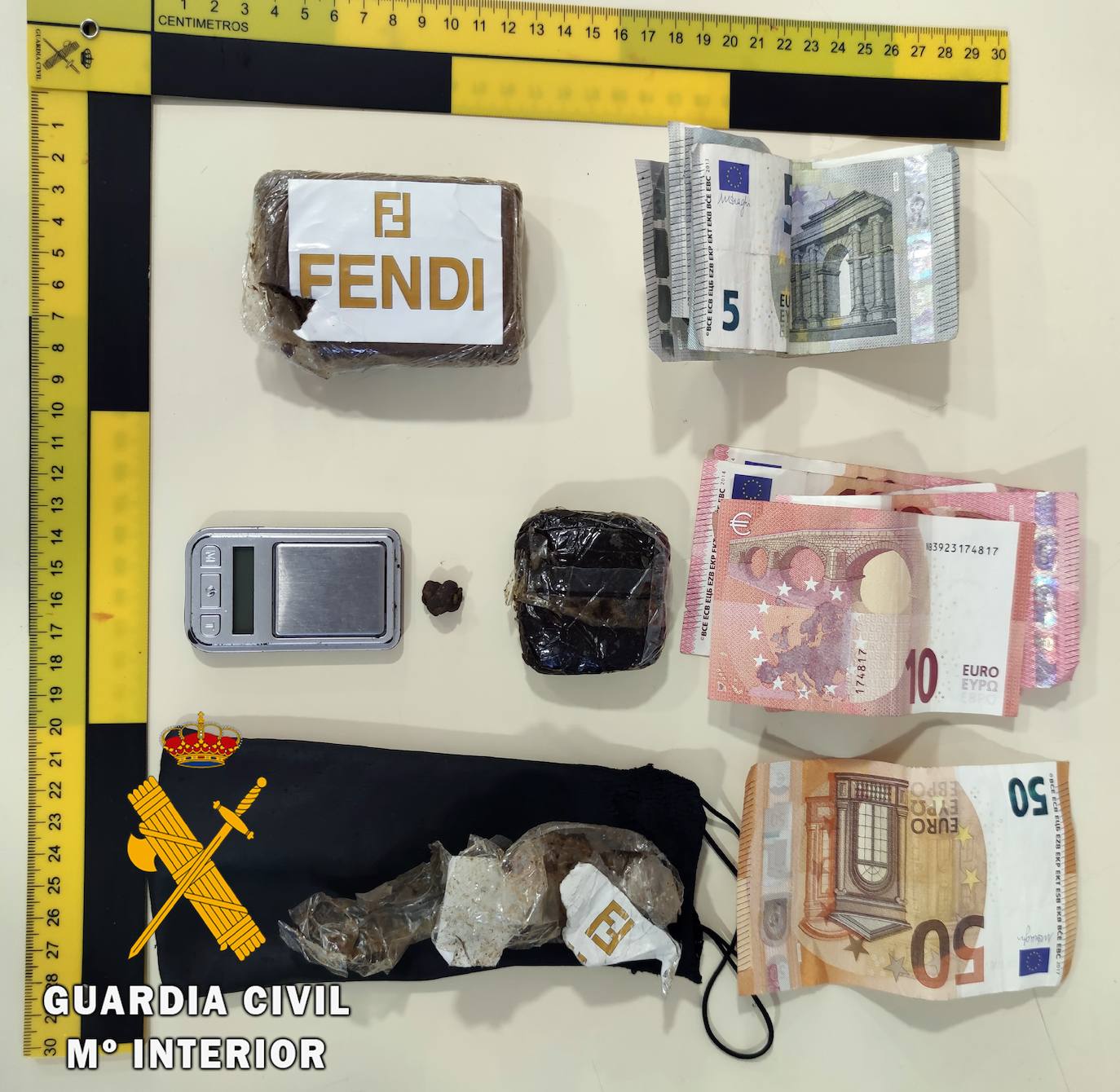 Ofrecía jamón, pero en realidad lo que vendía era droga por las calles de La Mojonera, donde fue detenido