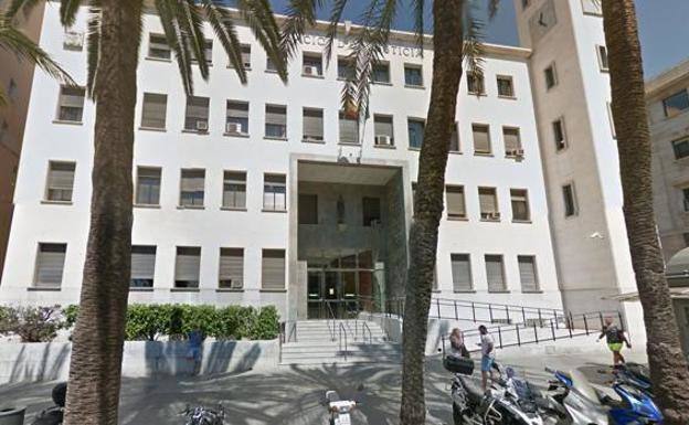 Piden dos años y tres meses por protagonizar ataque homófobo a dos jóvenes en una calle de Roquetas