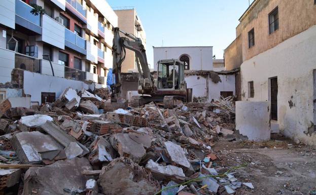 El Ayuntamiento de Roquetas inicia la demolición de la Casa Anita Guerrero