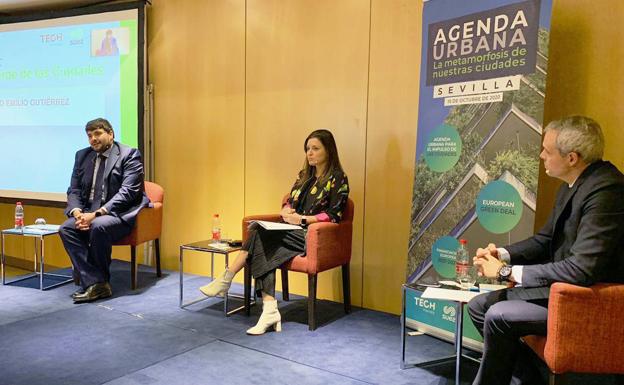 Roquetas llevó a Sevilla su apuesta por el ahorro energético, la digitalización y la movilidad