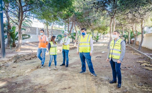 Roquetas comienza las obras de rehabilitación de los corredores verdes de la Urbanización