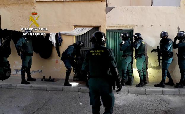 Una operación contra el tráfico de drogas en Vícar se salda con una docena de detenidos