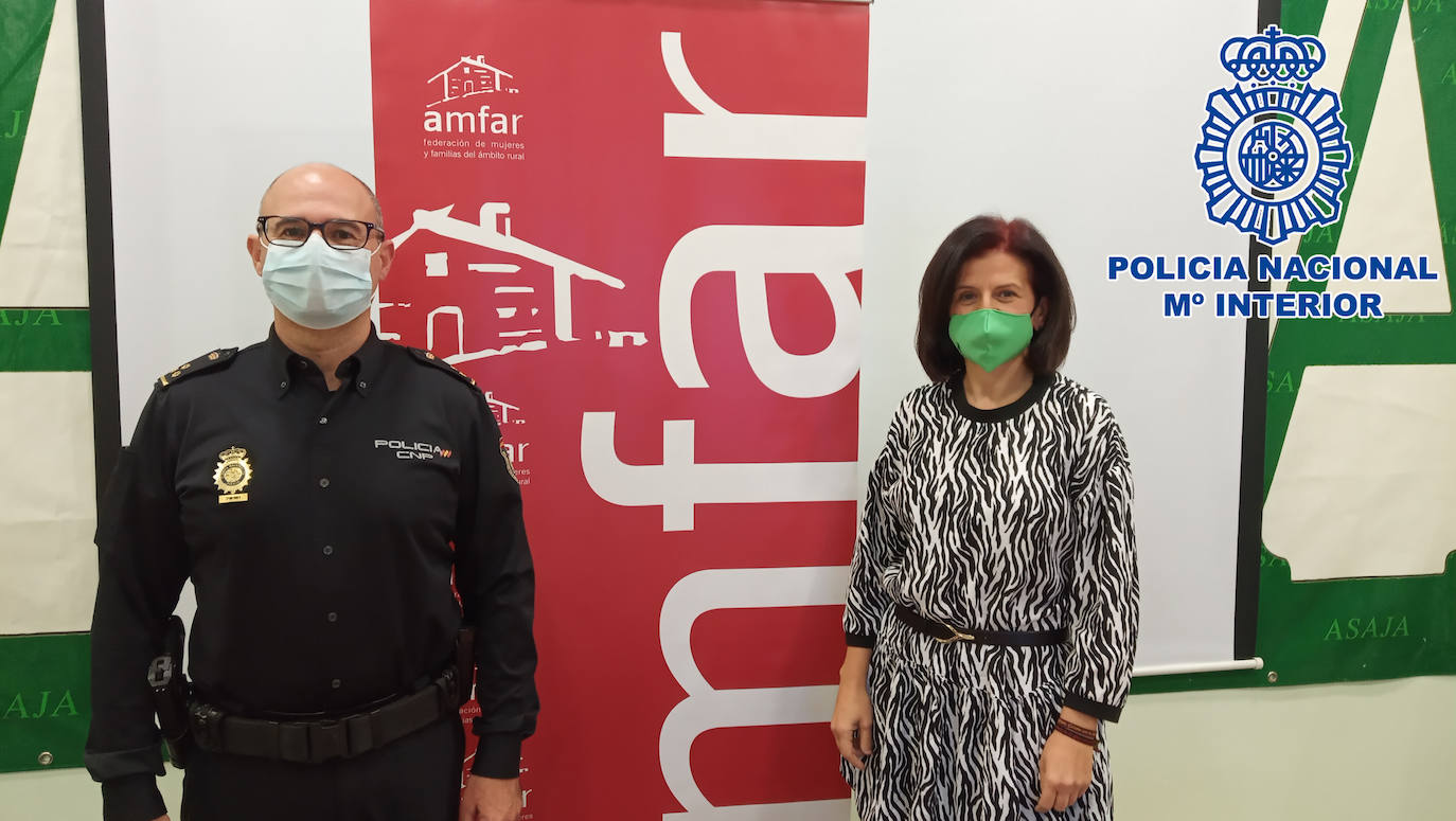 La Policía Nacional participa en una Jornada de Sensibilización en La Mojonera