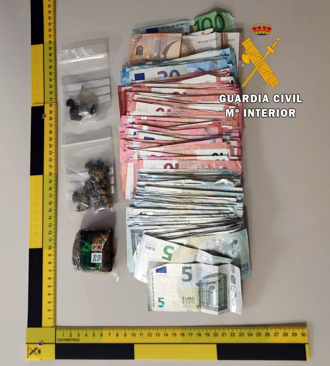 Detenido con hachís, marihuana y 3.000 euros en un doble fondo en el maletero de un vehículo en La Mojonera