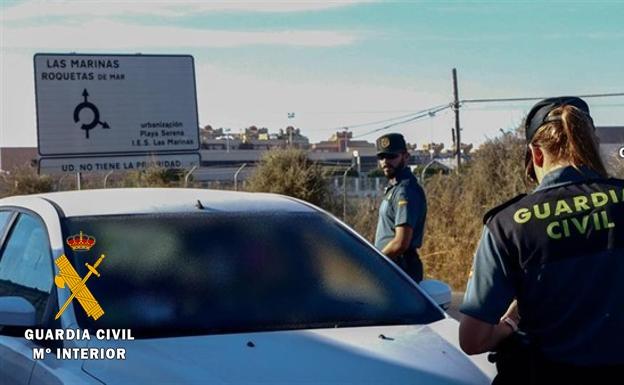 Dos detenidos en Roquetas acusados de intentar robar el bolso a una mujer que fue auxiliada por vecinos