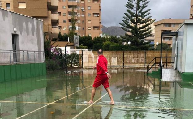 Denuncian inundaciones en los accesos a aulas del CEIP Arco Iris