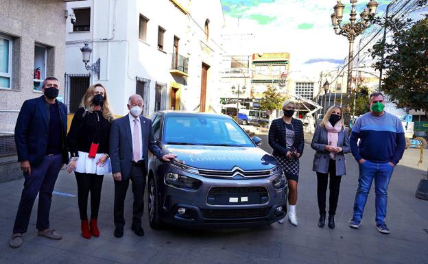Roquetas quiere impulsar las ventas en el comercio local sorteando un coche entre los compradores