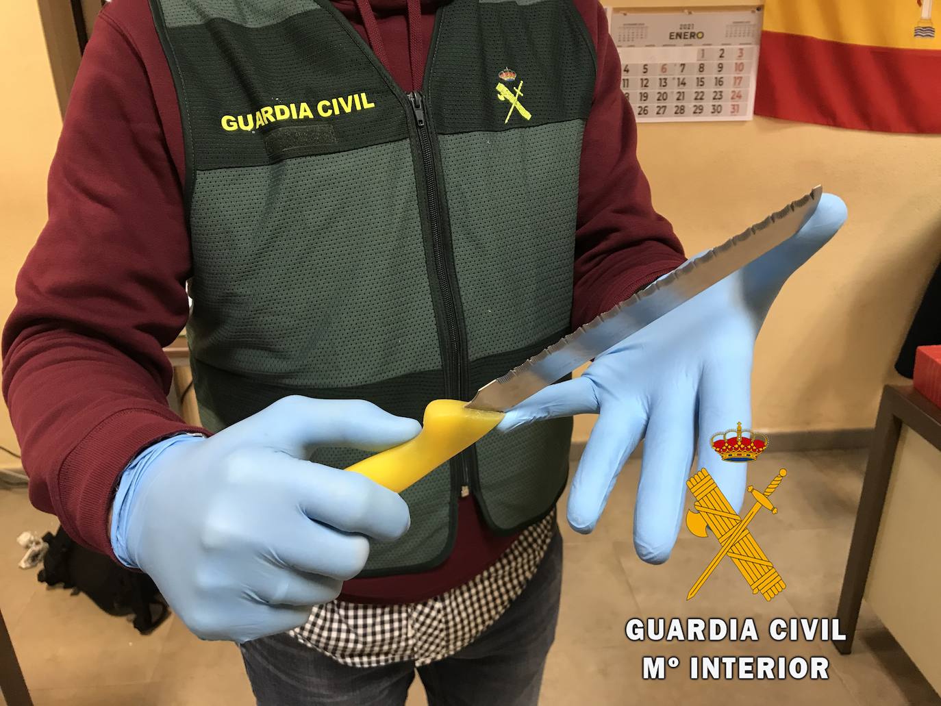 Aborda a una persona por la espalda para robarle, le realiza un corte en el cuello y le abandona en Roquetas