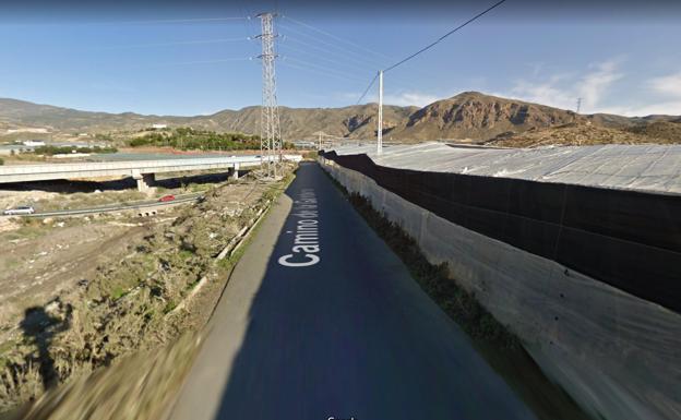 Hallan el cadáver de un varón en el interior de un coche en una zona próxima a invernaderos en Aguadulce