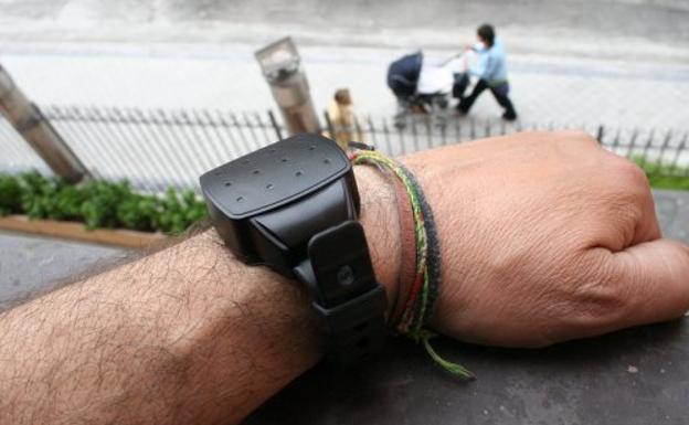 La pulsera telemática por Viogen permite detener al acusado del apuñalamiento de Roquetas de Mar