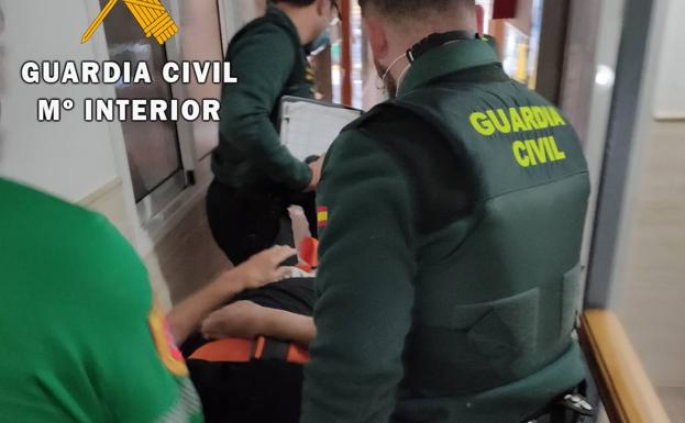 Auxilian a un hombre que no podía levantarse tras caerse en su propia vivienda en Roquetas de Mar
