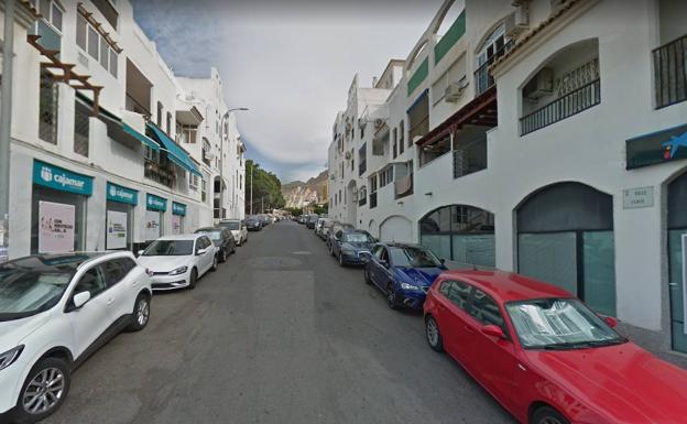 Dos heridos en el incendio de una vivienda en Roquetas de Mar