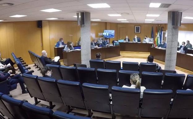Roquetas pregunta a los vecinos si se deben tramitar mociones ajenas o si las comisiones deben ser públicas