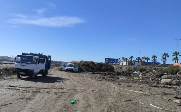 Denuncian que el Ayuntamiento de Roquetas acumula y deposita residuos en Las Salinas