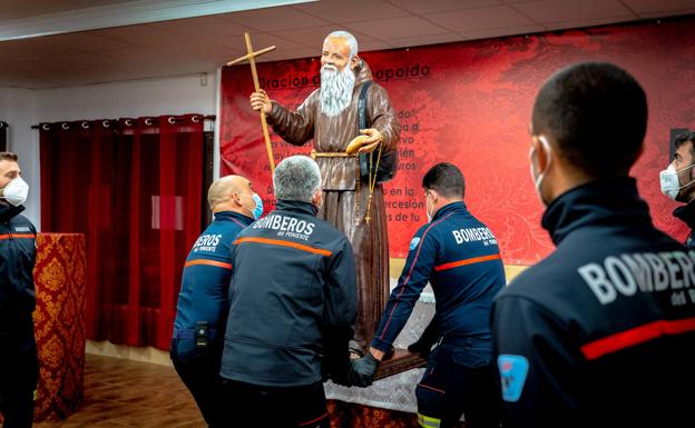 Los bomberos trasladaron la imagen de Fray Leopoldo, que puede visitarse hasta el martes