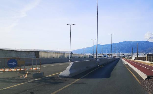 Unos postes telefónicos tienen paradas las obras de la carretera de la Yegua Verde de Roquetas