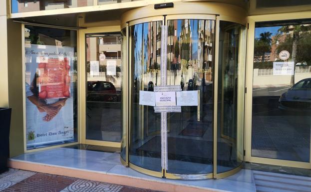 El Ayuntamiento de Roquetas precinta uno de los tres hoteles únicos abiertos este invierno